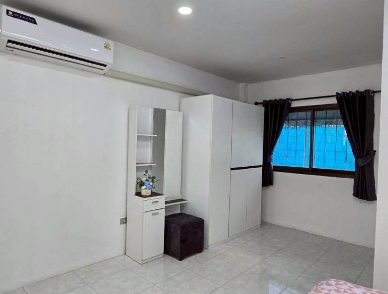 Good Location Townhouse 4 Bed, 5 Bath 18 SQW. @ Pratamnak Hill Soi 5