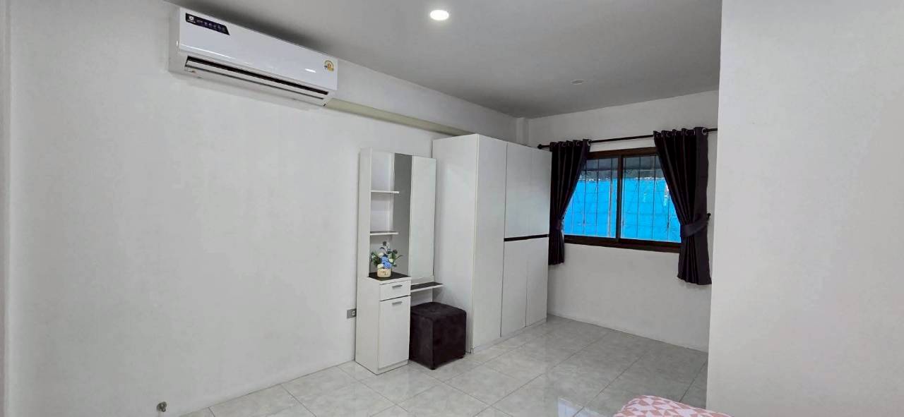 LINE_ALBUM_172026 _1_260701_11 Good Location Townhouse 4 Bed, 5 Bath 18 SQW. @ Pratamnak Hill Soi 5