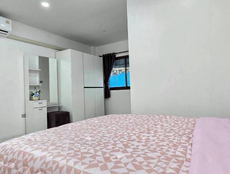 Good Location Townhouse 4 Bed, 5 Bath 18 SQW. @ Pratamnak Hill Soi 5