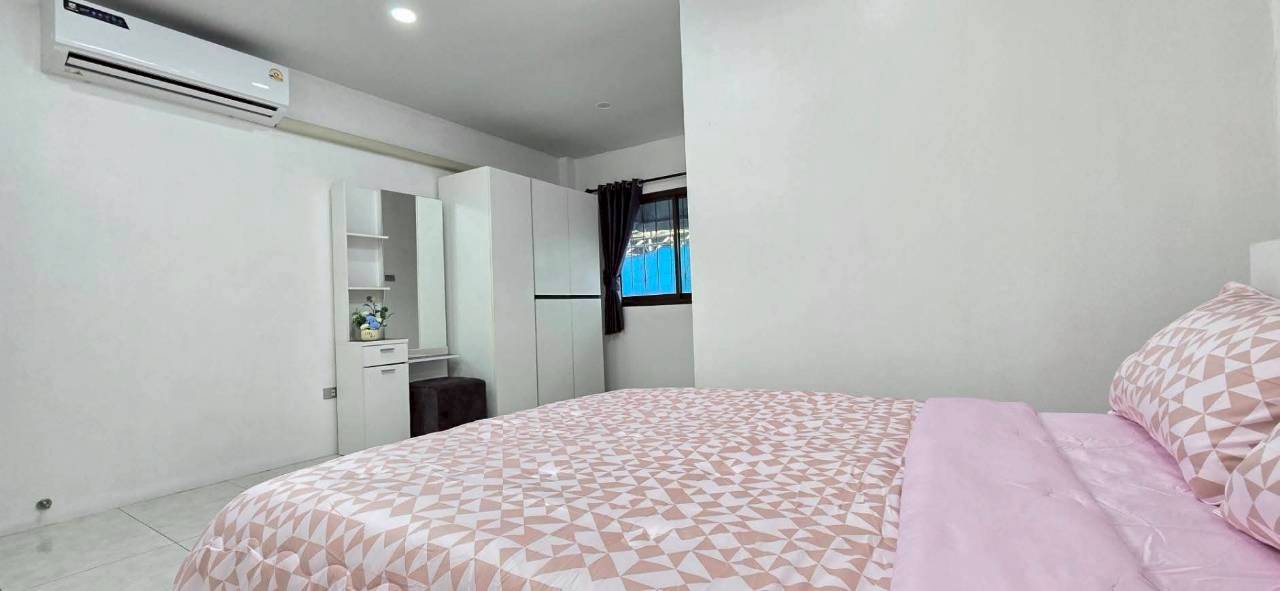 LINE_ALBUM_172026 _1_260701_12 Good Location Townhouse 4 Bed, 5 Bath 18 SQW. @ Pratamnak Hill Soi 5