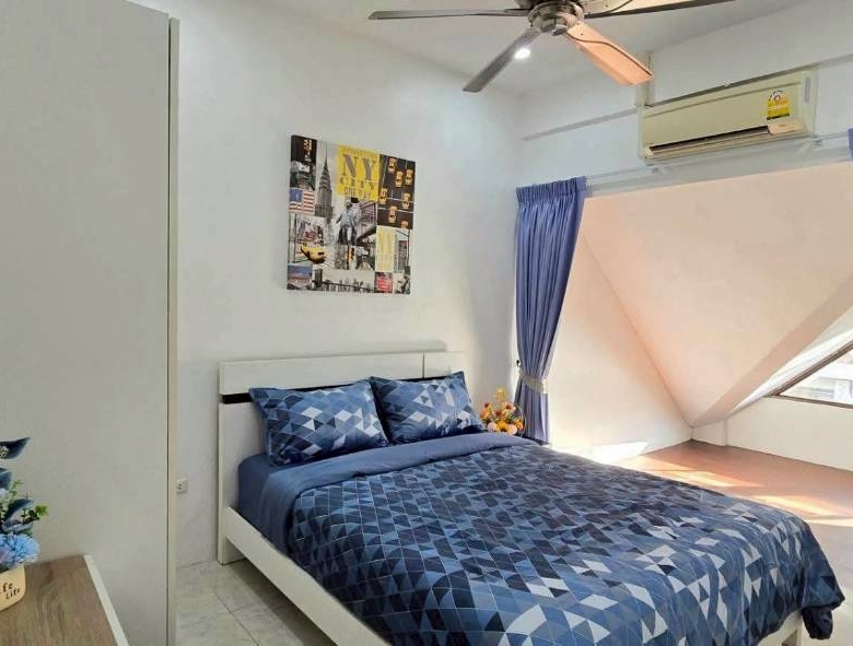 Good Location Townhouse 4 Bed, 5 Bath 18 SQW. @ Pratamnak Hill Soi 5