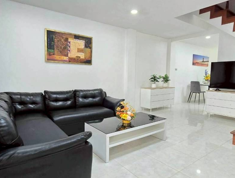 Good Location Townhouse 4 Bed, 5 Bath 18 SQW. @ Pratamnak Hill Soi 5