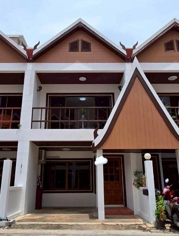 Good Location Townhouse 4 Bed, 5 Bath 18 SQW. @ Pratamnak Hill Soi 5