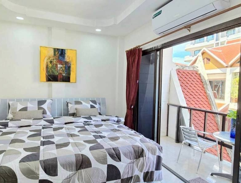 Good Location Townhouse 4 Bed, 5 Bath 18 SQW. @ Pratamnak Hill Soi 5