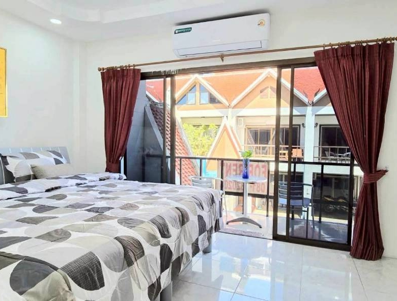 Good Location Townhouse 4 Bed, 5 Bath 18 SQW. @ Pratamnak Hill Soi 5
