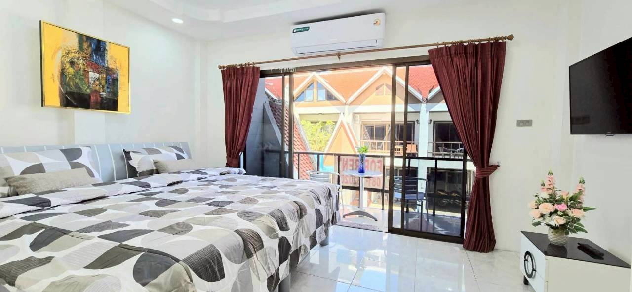 LINE_ALBUM_172026 _1_260701_21 Good Location Townhouse 4 Bed, 5 Bath 18 SQW. @ Pratamnak Hill Soi 5