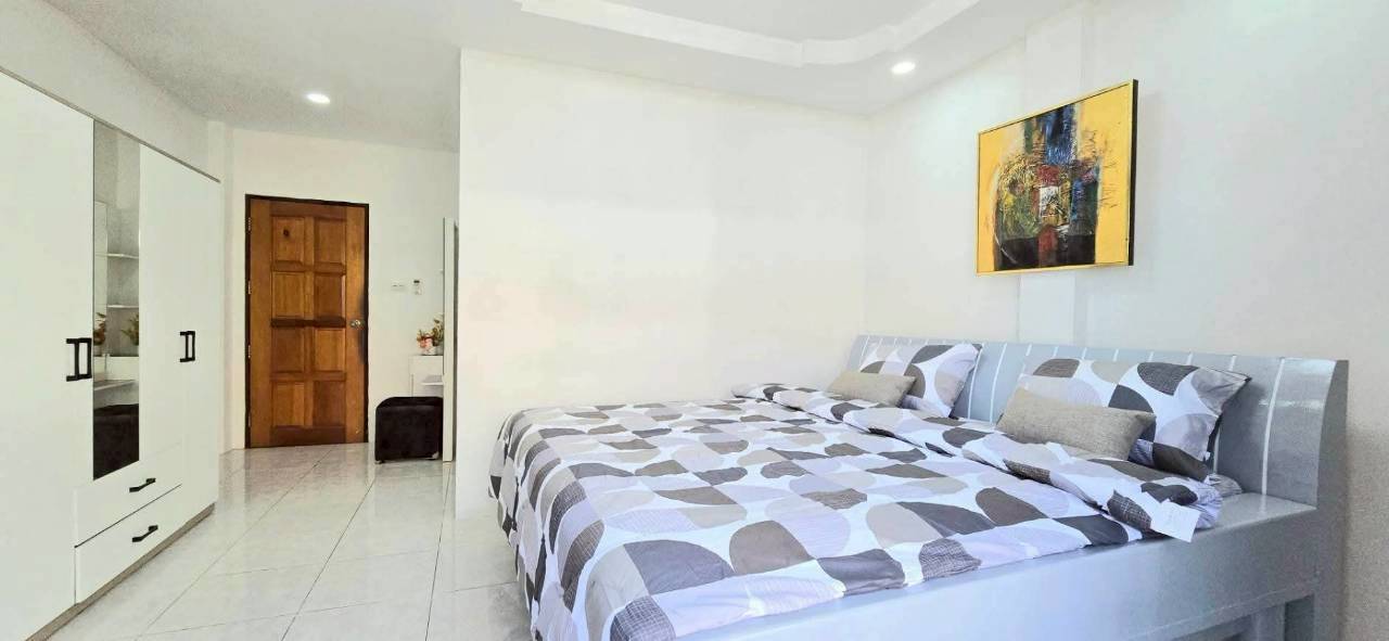 LINE_ALBUM_172026 _1_260701_22 Good Location Townhouse 4 Bed, 5 Bath 18 SQW. @ Pratamnak Hill Soi 5