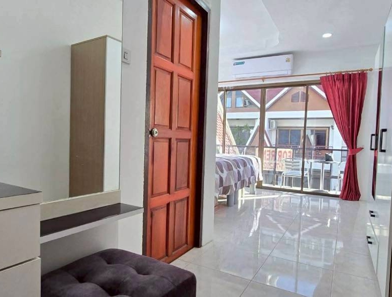 Good Location Townhouse 4 Bed, 5 Bath 18 SQW. @ Pratamnak Hill Soi 5