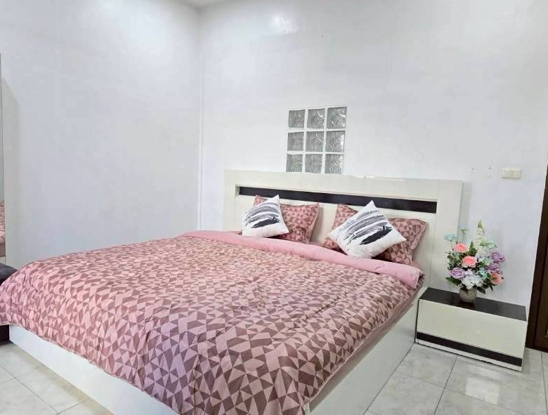 Good Location Townhouse 4 Bed, 5 Bath 18 SQW. @ Pratamnak Hill Soi 5