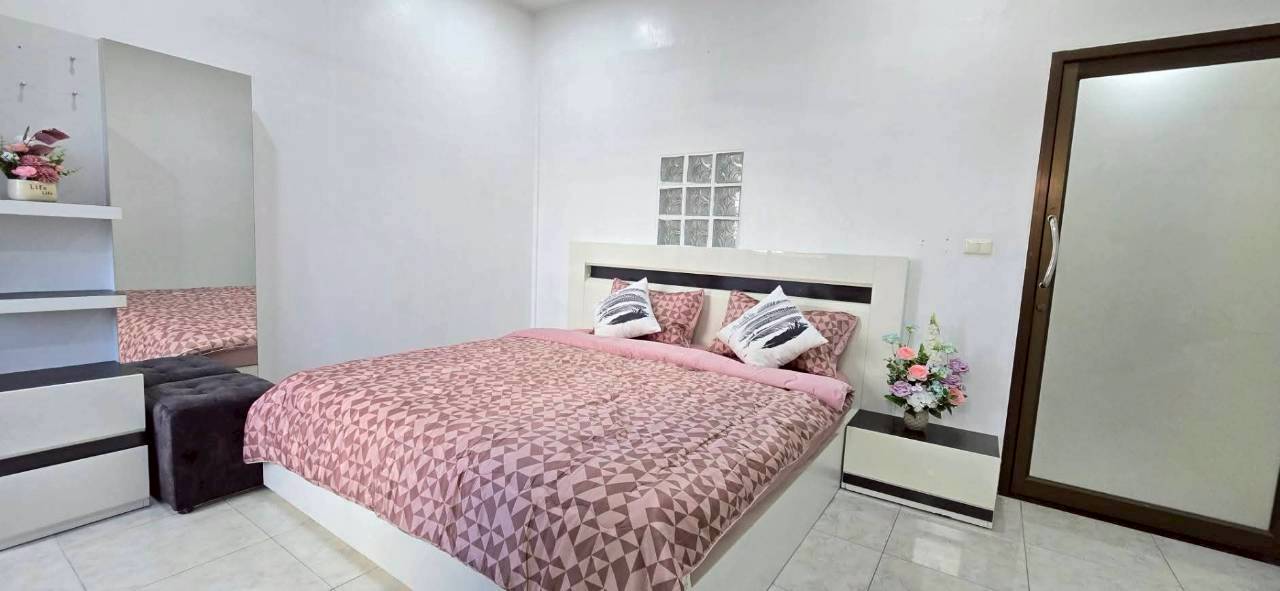 LINE_ALBUM_172026 _1_260701_25 Good Location Townhouse 4 Bed, 5 Bath 18 SQW. @ Pratamnak Hill Soi 5
