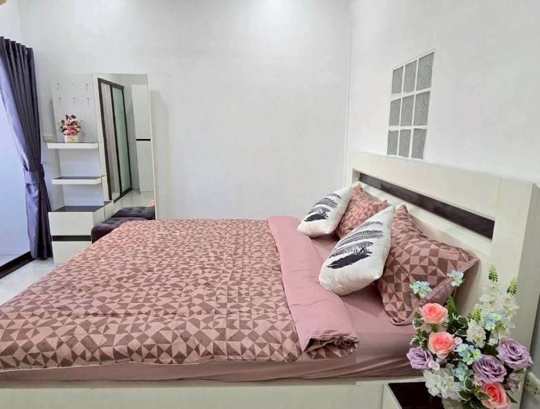 Good Location Townhouse 4 Bed, 5 Bath 18 SQW. @ Pratamnak Hill Soi 5