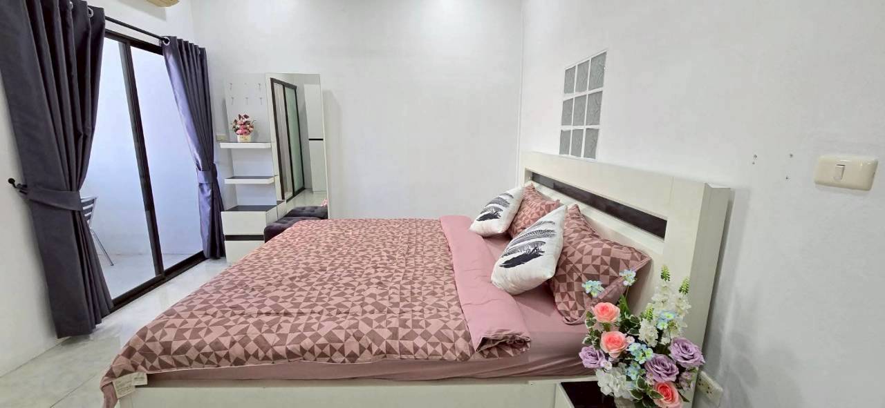 LINE_ALBUM_172026 _1_260701_26 Good Location Townhouse 4 Bed, 5 Bath 18 SQW. @ Pratamnak Hill Soi 5