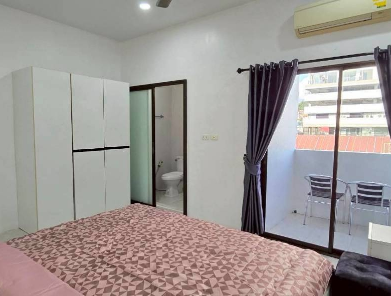 Good Location Townhouse 4 Bed, 5 Bath 18 SQW. @ Pratamnak Hill Soi 5