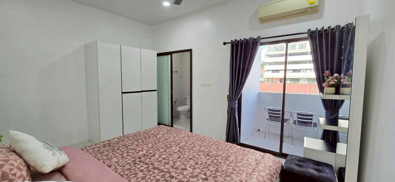 LINE_ALBUM_172026 _1_260701_27 Good Location Townhouse 4 Bed, 5 Bath 18 SQW. @ Pratamnak Hill Soi 5
