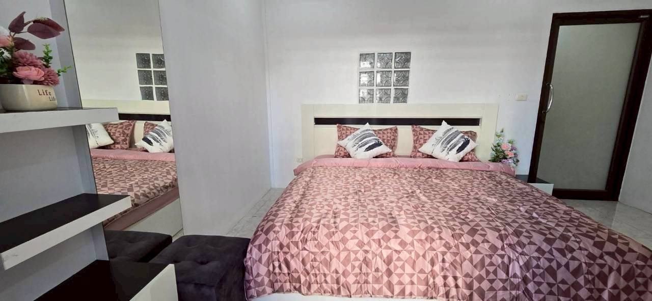 LINE_ALBUM_172026 _1_260701_28 Good Location Townhouse 4 Bed, 5 Bath 18 SQW. @ Pratamnak Hill Soi 5