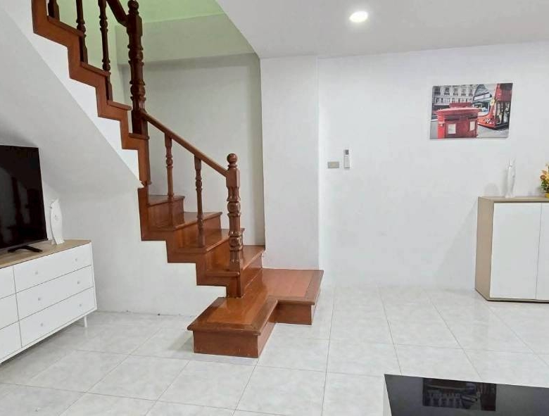 Good Location Townhouse 4 Bed, 5 Bath 18 SQW. @ Pratamnak Hill Soi 5