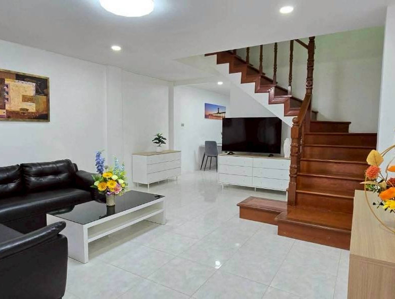 Good Location Townhouse 4 Bed, 5 Bath 18 SQW. @ Pratamnak Hill Soi 5
