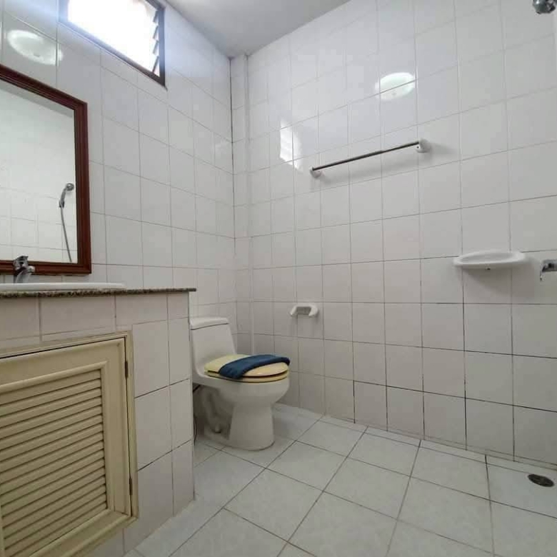 Good Location Townhouse 4 Bed, 5 Bath 18 SQW. @ Pratamnak Hill Soi 5