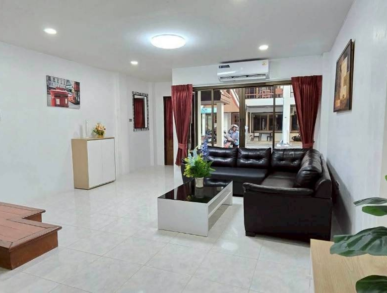 Good Location Townhouse 4 Bed, 5 Bath 18 SQW. @ Pratamnak Hill Soi 5