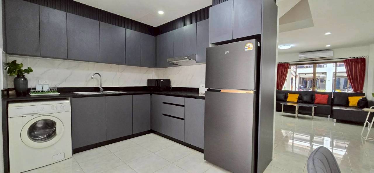 LINE_ALBUM_172026 _1_260701_5 Good Location Townhouse 4 Bed, 5 Bath 18 SQW. @ Pratamnak Hill Soi 5