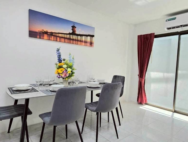 Good Location Townhouse 4 Bed, 5 Bath 18 SQW. @ Pratamnak Hill Soi 5