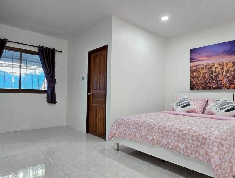 Good Location Townhouse 4 Bed, 5 Bath 18 SQW. @ Pratamnak Hill Soi 5