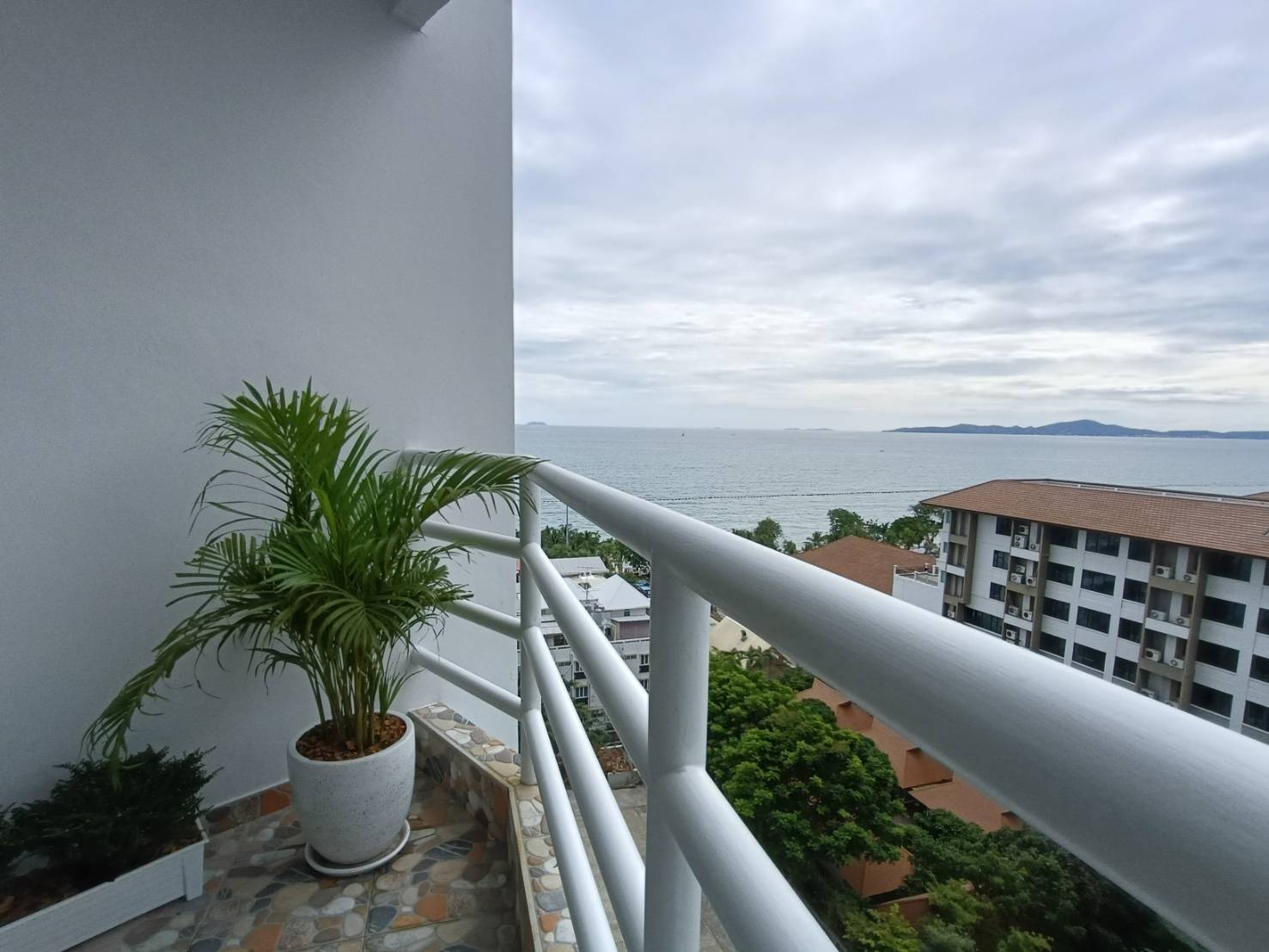 Newly Renovated Condo Studio 48 SQM. @ View Talay 7