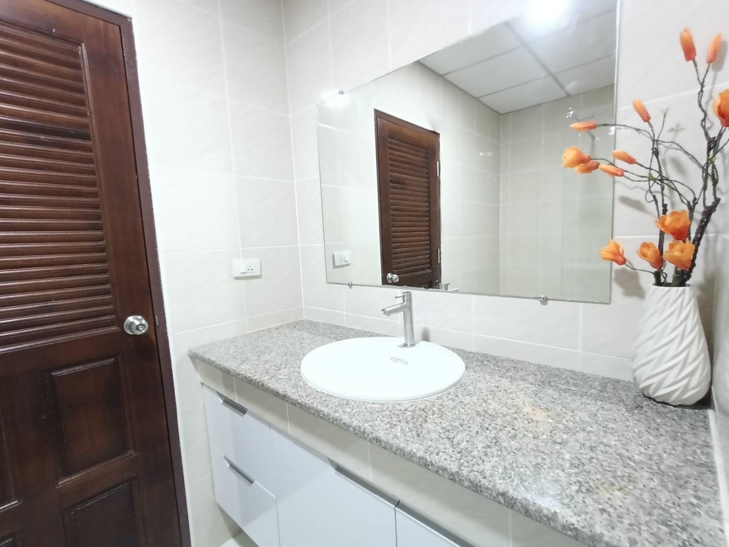 Newly Renovated Condo Studio 48 SQM. @ View Talay 7