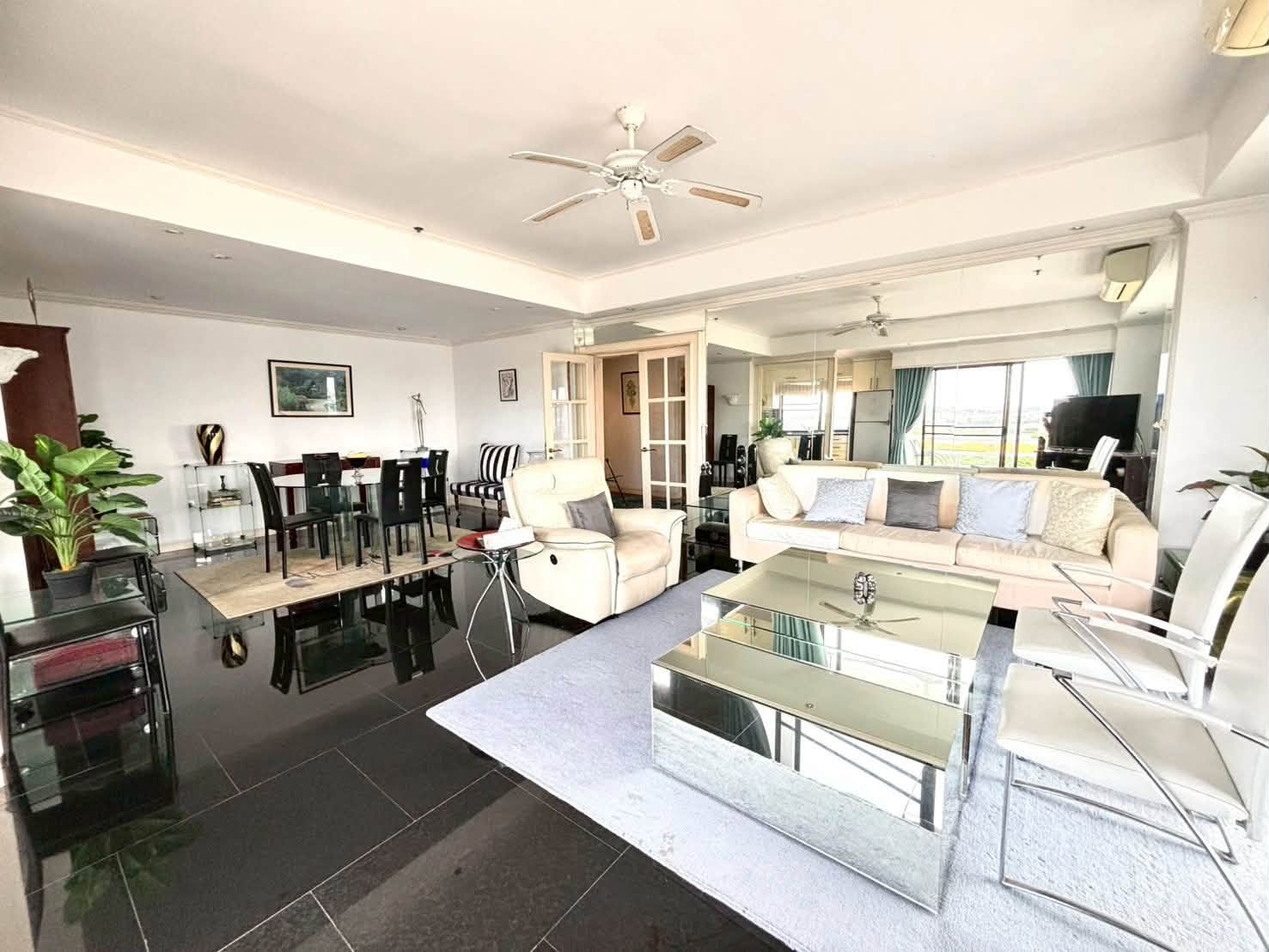 Peaceful Environment Condo 2 Bed, 2 Bath 115.41 SQM. @ View Talay 2B
