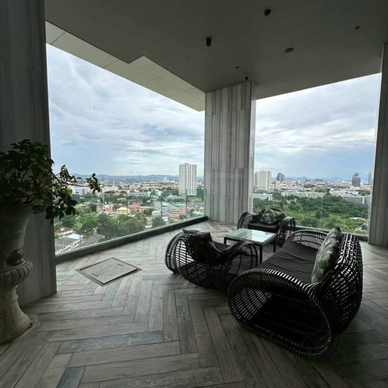 Convenient Transportation Condo 1 Bed, 1 Bath 36 SQM. @ The Riviera Wongamat Beach