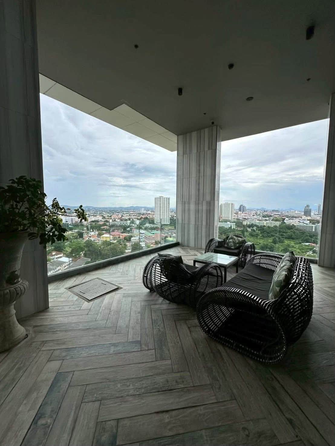 Convenient Transportation Condo 1 Bed, 1 Bath 36 SQM. @ The Riviera Wongamat Beach