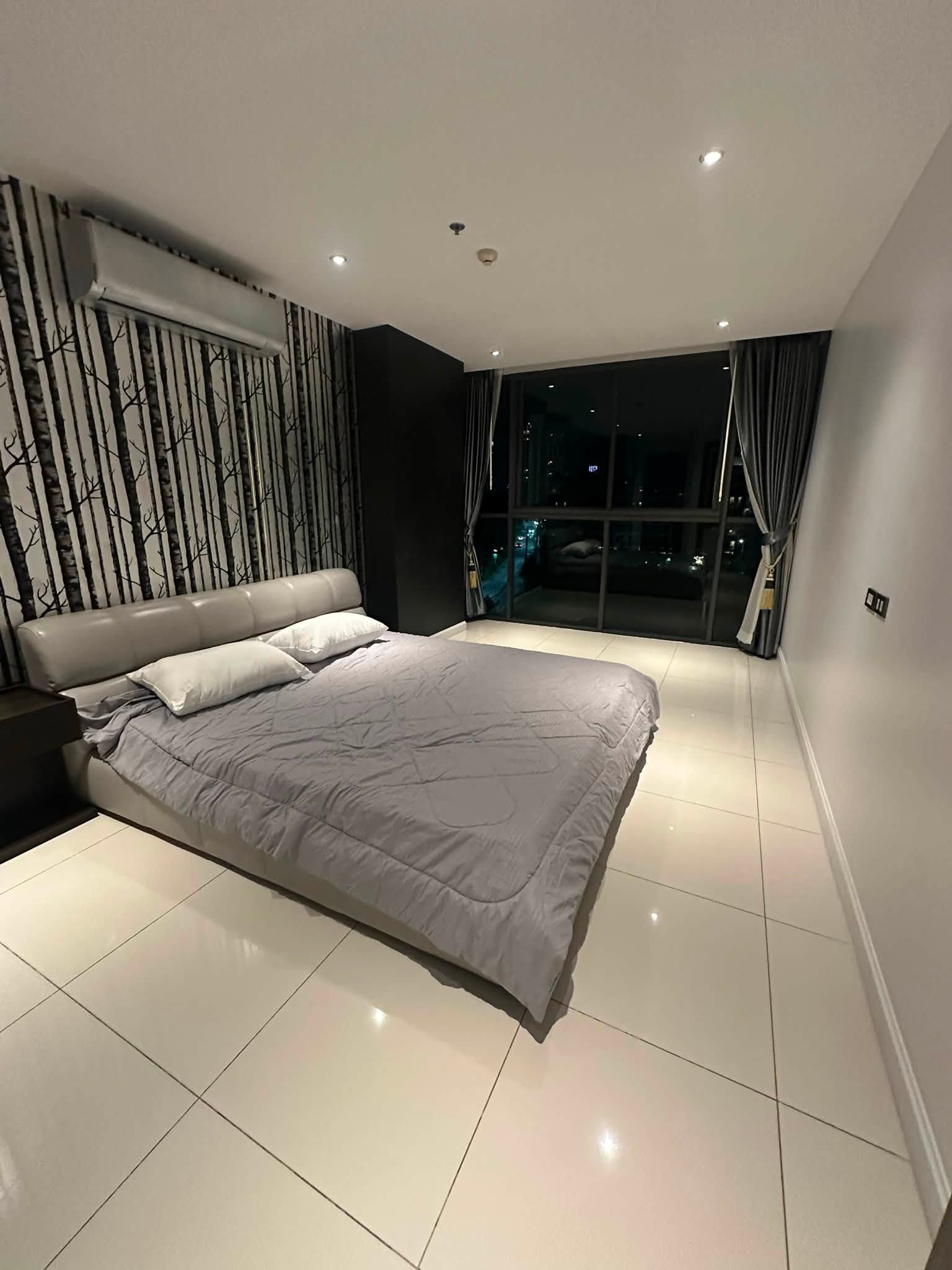 Good Location Condo 1 Bed, 1 Bath 65 SQM. @ The Point Pratamnak Condo