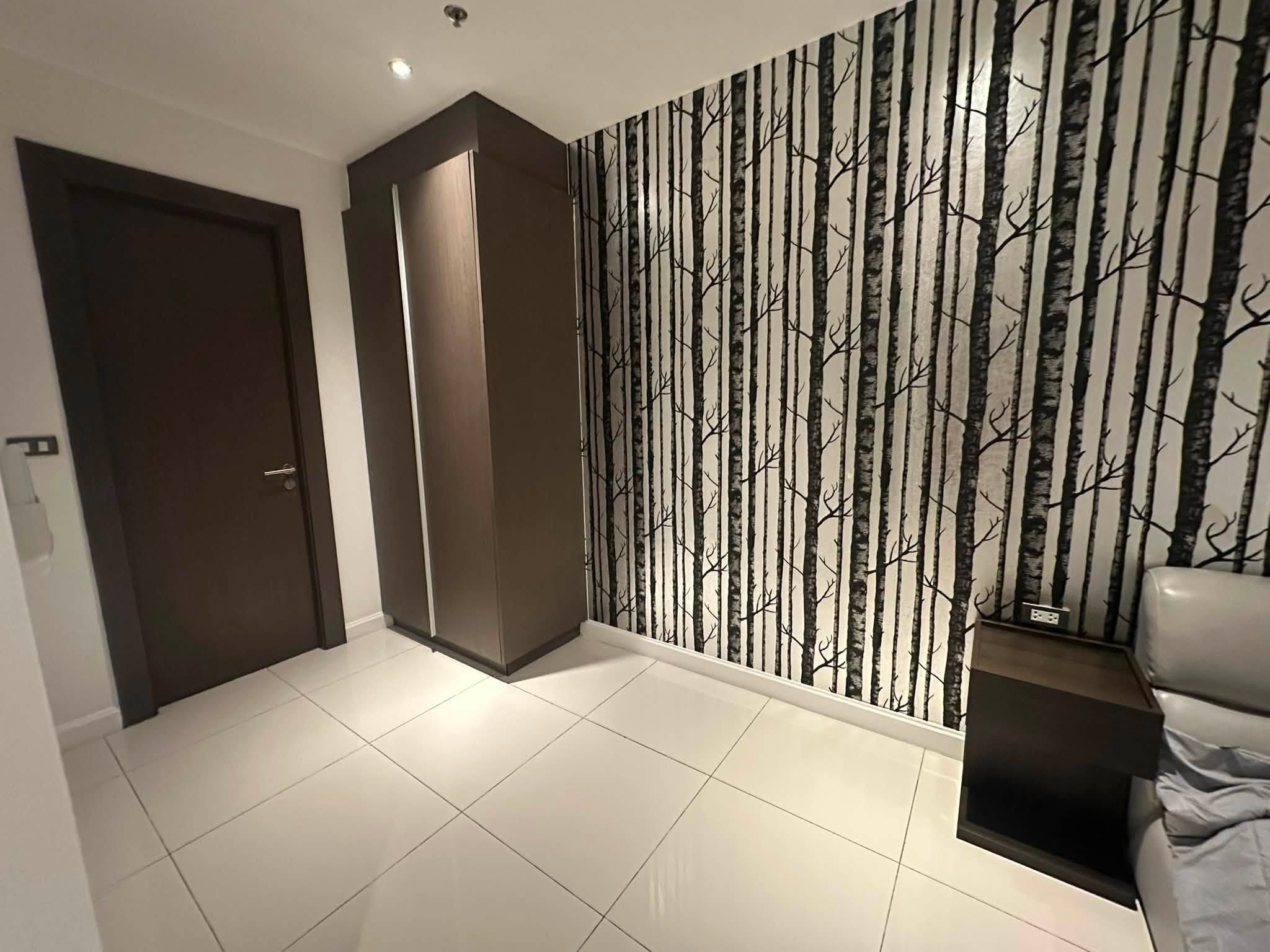 Good Location Condo 1 Bed, 1 Bath 65 SQM. @ The Point Pratamnak Condo