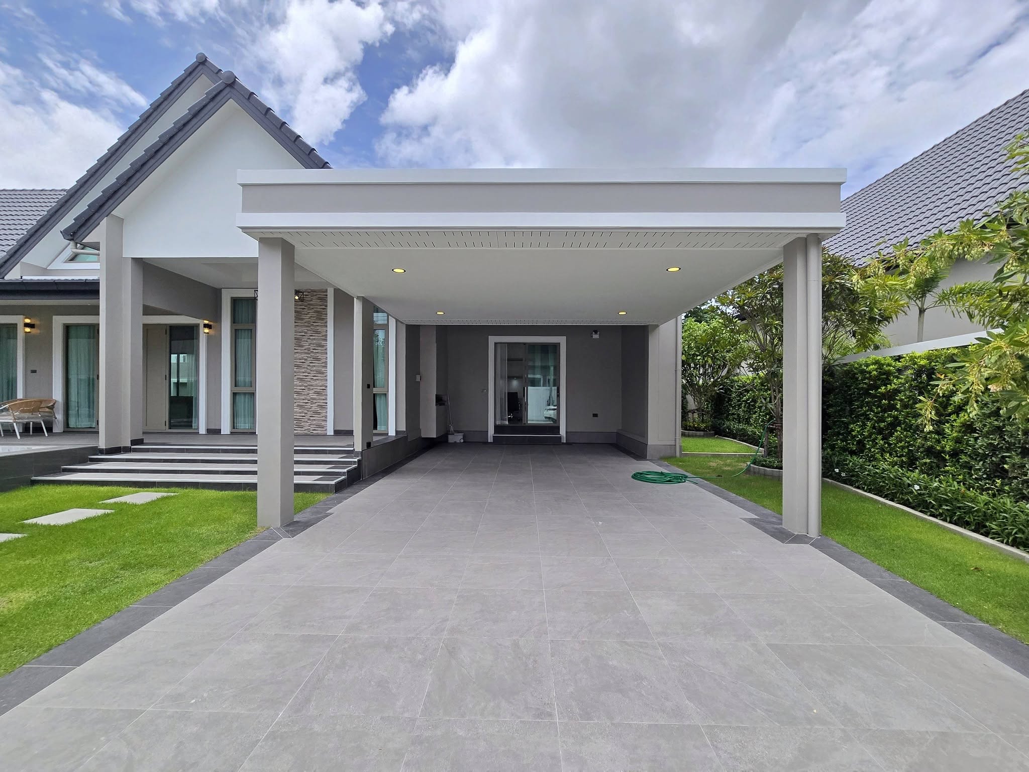 Luxury Pool Villa 4 Bed, 4 Bath 130 SQW. @ Soi Pornprapha Nimit 19