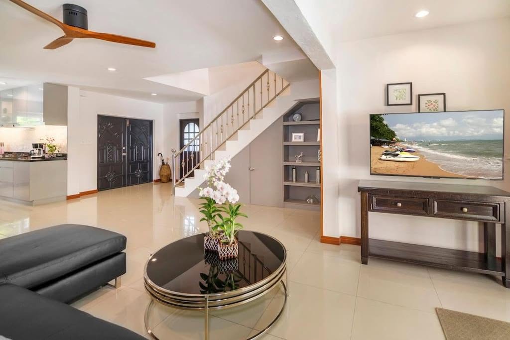 EXCLUSIVITY FOR SALE: Magnificent 2-Story Pool Villa in Thappraya Road – Pattaya