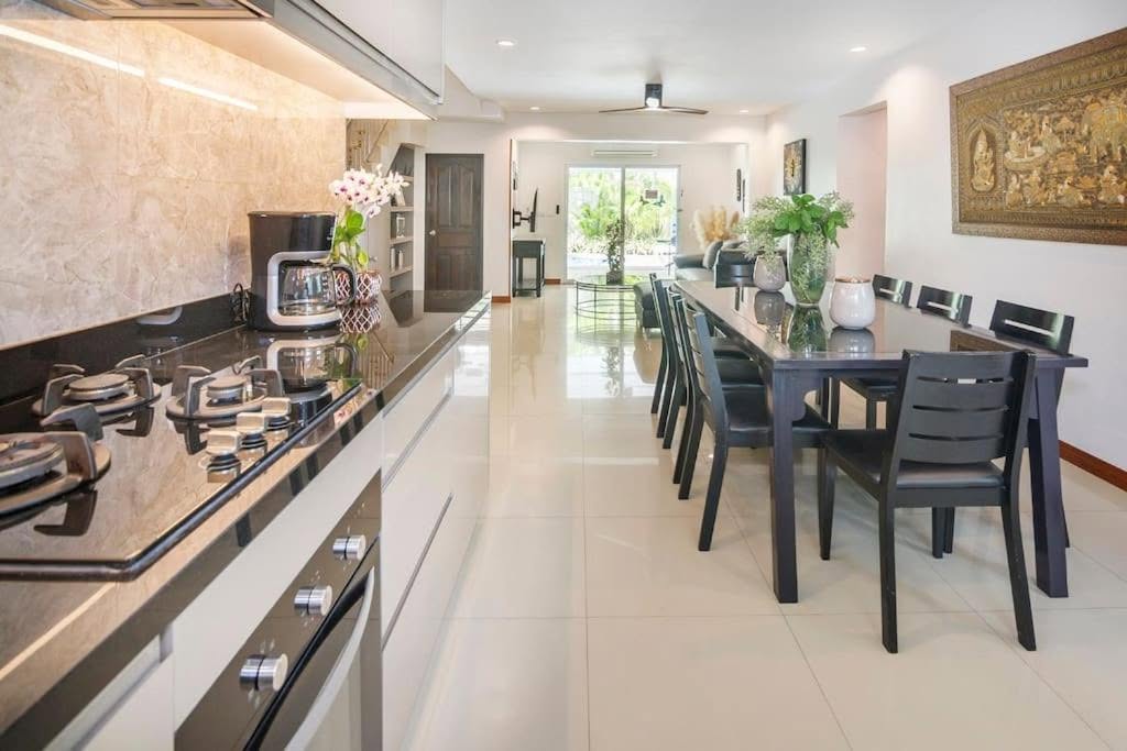 EXCLUSIVITY FOR SALE: Magnificent 2-Story Pool Villa in Thappraya Road – Pattaya