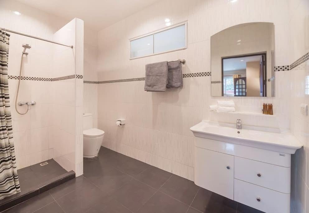 EXCLUSIVITY FOR SALE: Magnificent 2-Story Pool Villa in Thappraya Road – Pattaya