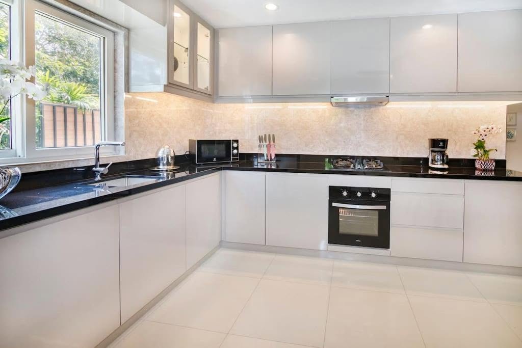 EXCLUSIVITY FOR SALE: Magnificent 2-Story Pool Villa in Thappraya Road – Pattaya