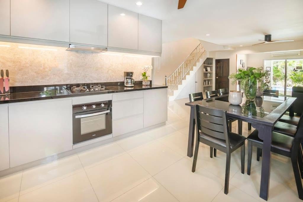 EXCLUSIVITY FOR SALE: Magnificent 2-Story Pool Villa in Thappraya Road – Pattaya