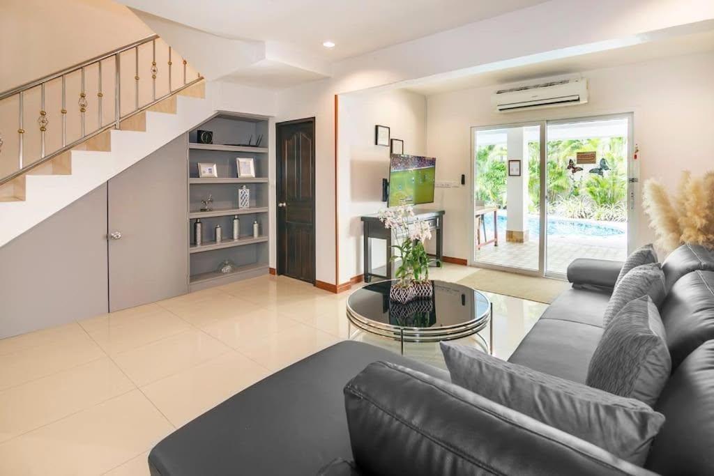 EXCLUSIVITY FOR SALE: Magnificent 2-Story Pool Villa in Thappraya Road – Pattaya