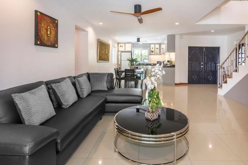 EXCLUSIVITY FOR SALE: Magnificent 2-Story Pool Villa in Thappraya Road – Pattaya