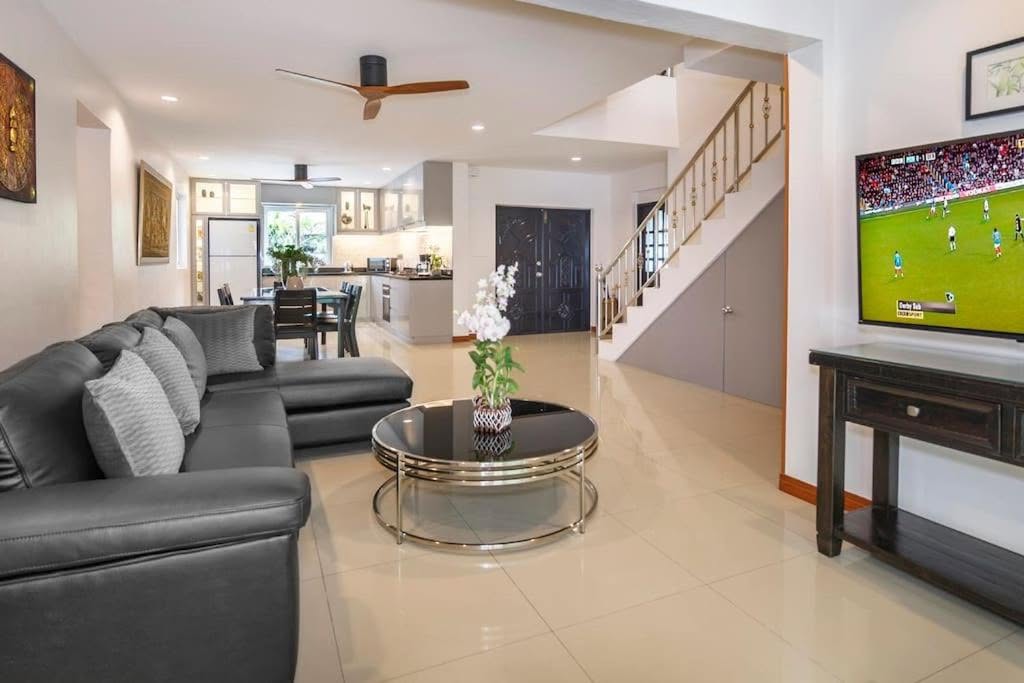 EXCLUSIVITY FOR SALE: Magnificent 2-Story Pool Villa in Thappraya Road – Pattaya
