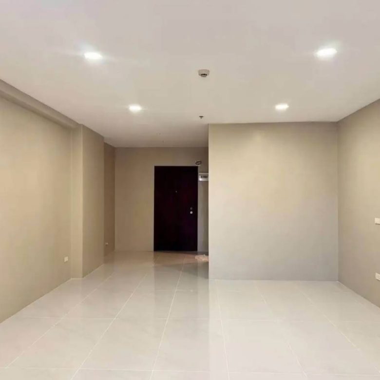 Prime Location Condo Studio 48 SQM. @ View Talay 6
