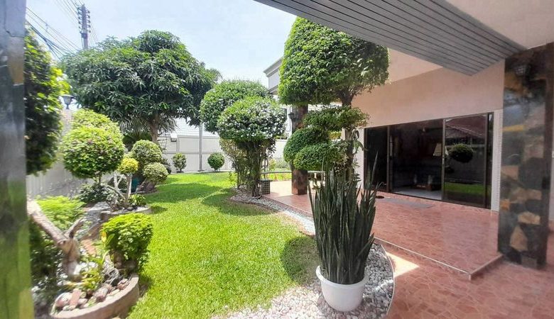 Spacious Pool Villa 4 Bed, 5 Bath 191 SQW. @ Pattaya Land and House Village