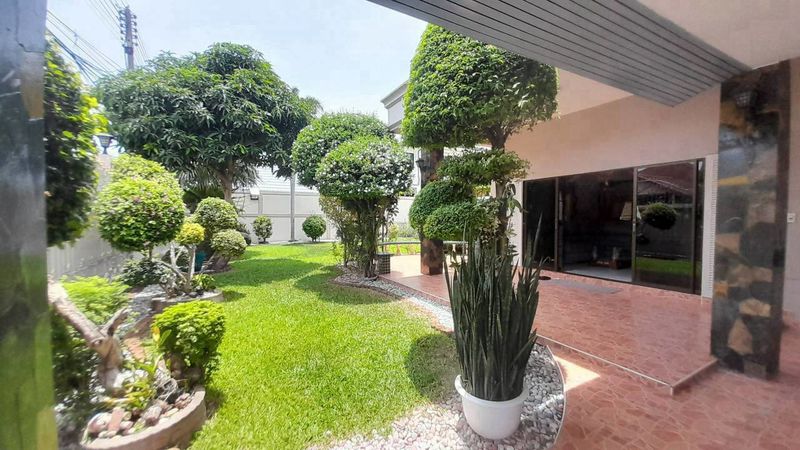 Spacious Pool Villa 4 Bed, 5 Bath 191 SQW. @ Pattaya Land and House Village