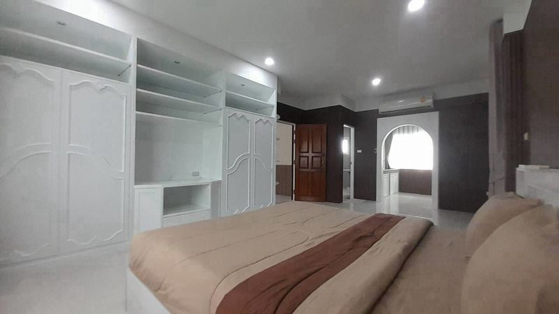Spacious Pool Villa 4 Bed, 5 Bath 191 SQW. @ Pattaya Land and House Village