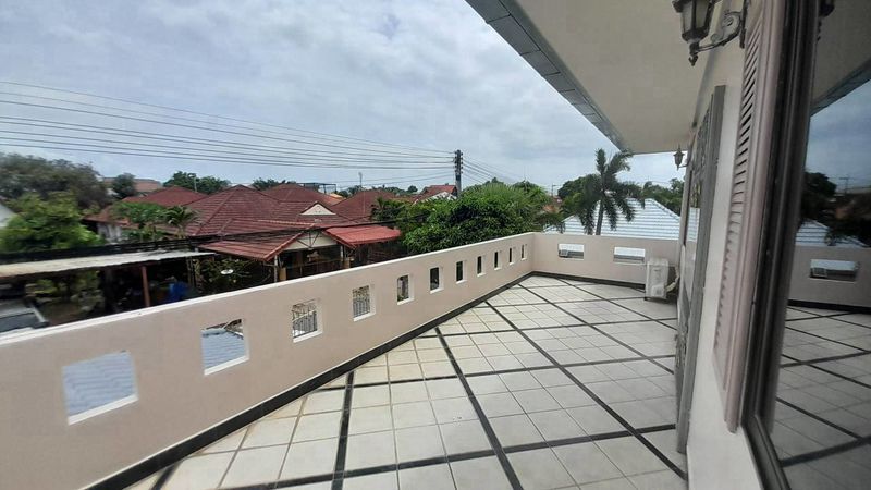 Spacious Pool Villa 4 Bed, 5 Bath 191 SQW. @ Pattaya Land and House Village