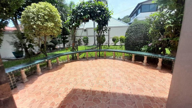 Spacious Pool Villa 4 Bed, 5 Bath 191 SQW. @ Pattaya Land and House Village