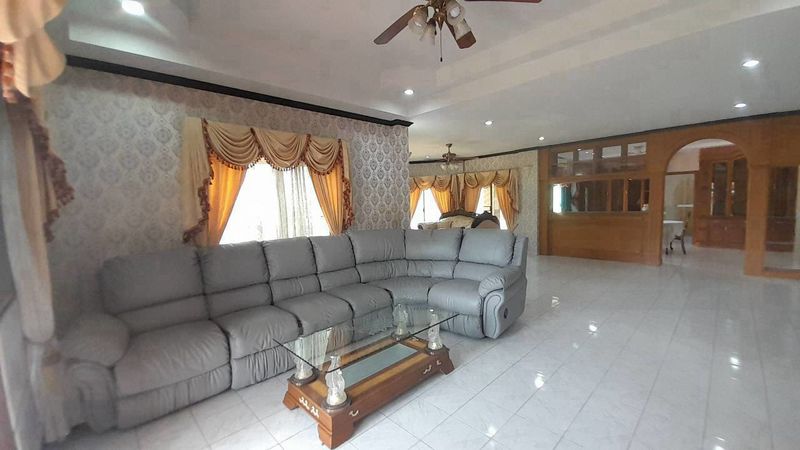 Spacious Pool Villa 4 Bed, 5 Bath 191 SQW. @ Pattaya Land and House Village