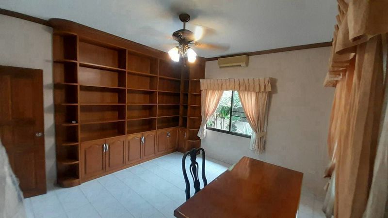 Spacious Pool Villa 4 Bed, 5 Bath 191 SQW. @ Pattaya Land and House Village